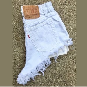 VTG High-Waist Levi’s Cut-off White-Washed Shorts